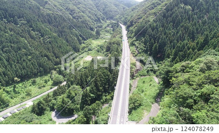 脊振山系の新緑を切り裂いて伸びる有料道路 124078249