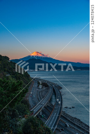 【静岡県】日が落ちた、薩埵峠から見る富士山 124078415