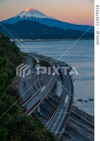 【静岡県】日が落ちた、薩埵峠から見る富士山 124078416