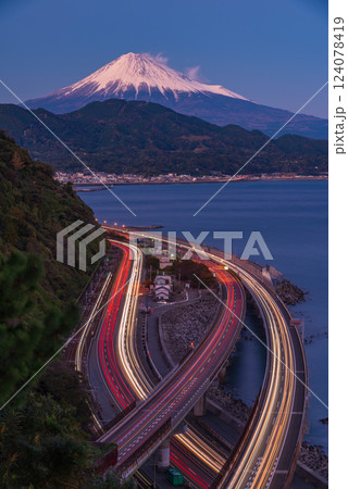 【静岡県】日が落ちた、薩埵峠から見る富士山 【静岡県】日が落ちた、薩埵峠から見る富士山 124078419