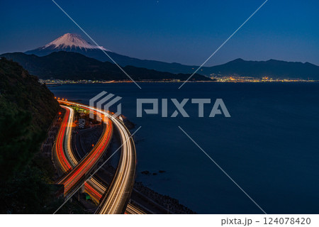 【静岡県】日が落ちた、薩埵峠から見る富士山 【静岡県】日が落ちた、薩埵峠から見る富士山 124078420