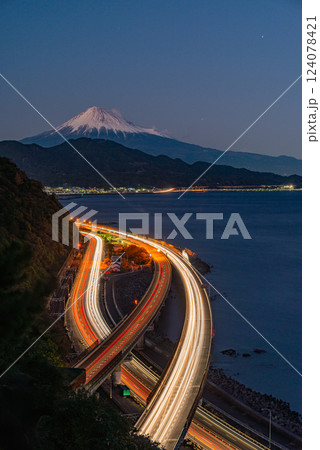 【静岡県】日が落ちた、薩埵峠から見る富士山 124078421