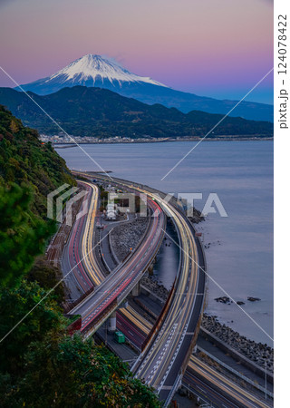 【静岡県】日が落ちた、薩埵峠から見る富士山 124078422