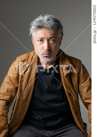 ダンディな中高年男性 ダンディな中高年男性 124078802