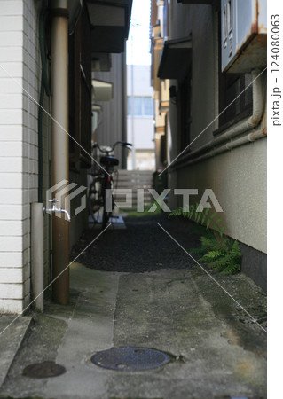 路地裏の細い道 路地裏の細い道 124080063