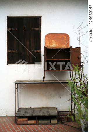 錆びたアンティーク家具と窓 錆びたアンティーク家具と窓 124080142