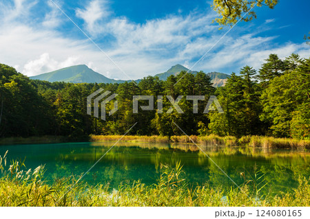 磐梯朝日国立公園 裏磐梯五色沼湖沼群るり沼の気嵐の風景 磐梯朝日国立公園 裏磐梯五色沼湖沼群るり沼の気嵐の風景 124080165