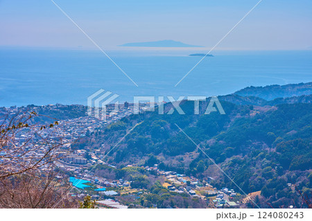 春の神奈川県足柄下郡湯河原町の幕山から南東側の眺望(湯河原町吉浜,鍛冶屋,中央,初島など) 春の神奈川県足柄下郡湯河原町の幕山から南東側の眺望(湯河原町吉浜,鍛冶屋,中央,初島など) 124080243