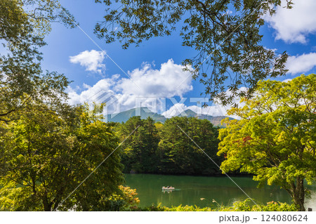 磐梯朝日国立公園　五色沼湖沼群自然探索路毘沙門沼から磐梯山を望む 124080624