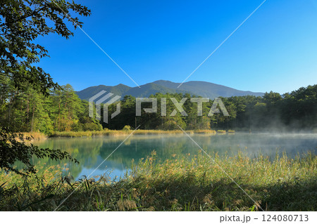 磐梯朝日国立公園　裏磐梯五色沼湖沼群るり沼の気嵐の風景 124080713