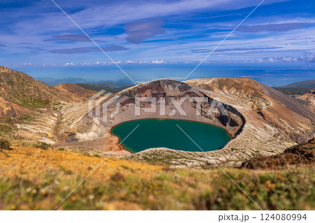 秋の蔵王御釜眺望　蔵王エコーライン 124080994