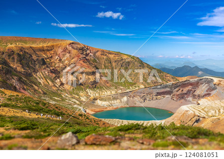 遠刈田岳山頂から蔵王連峰最高峰熊野岳とお釜を眺望 124081051
