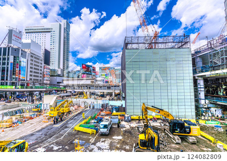 日本の東京都市景観 重機での作業に移行…“夏空”が…さよなら渋谷駅西口…=3月17日 日本の東京都市景観 重機での作業に移行…“夏空”が…さよなら渋谷駅西口…=3月17日 124082809
