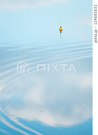 The surface of the lake and the yellow float 124085831