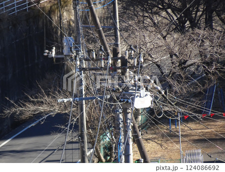 電信柱と電線 124086692