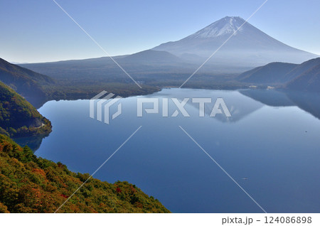 天子山地の中之倉峠展望台より望む富士山と紅葉の本栖湖に映る逆さ富士 天子山地の中之倉峠展望台より望む富士山と紅葉の本栖湖に映る逆さ富士 124086898