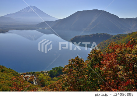 天子山地の中之倉峠展望台より望む富士山と紅葉の本栖湖に映る逆さ富士と竜ヶ岳 124086899