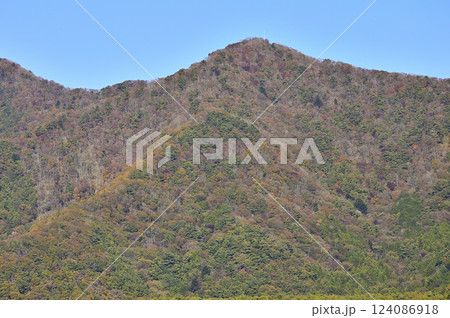 山梨県 本栖湖畔より望む秋の烏帽子岳 山梨県 本栖湖畔より望む秋の烏帽子岳 124086918