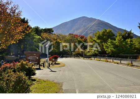 山梨県　本栖湖畔より眺める紅葉の竜ヶ岳 124086921