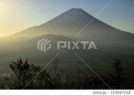 御坂山地の烏帽子岳山頂より 朝日昇る秋の富士山 御坂山地の烏帽子岳山頂より 朝日昇る秋の富士山 124087208