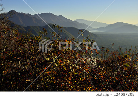 御坂山地の烏帽子岳山頂より　朝日射す秋の御坂山地 124087209