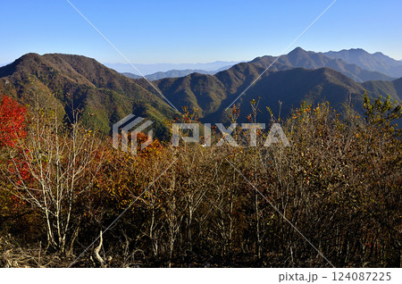 紅葉の御坂山地 朝のパノラマ台から眺める三方分山と王岳 紅葉の御坂山地 朝のパノラマ台から眺める三方分山と王岳 124087225