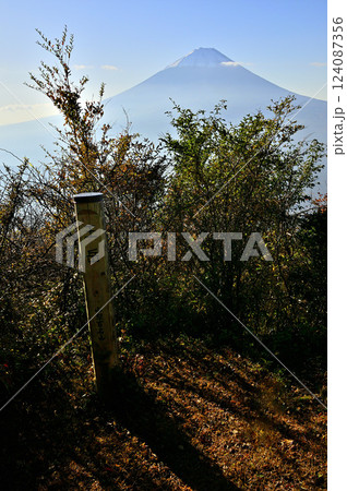 御坂山地の王岳山頂より望む 山梨百名山 朝の富士山 御坂山地の王岳山頂より望む 山梨百名山 朝の富士山 124087356