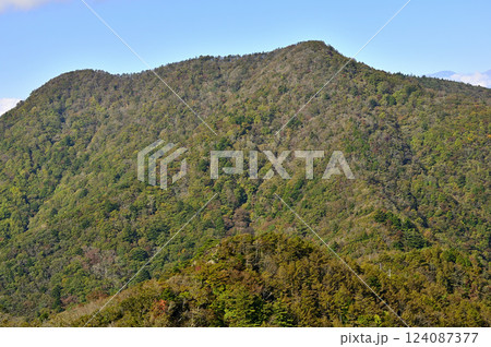 御坂山地の五湖山から眺める山梨百名山の三方分山 御坂山地の五湖山から眺める山梨百名山の三方分山 124087377