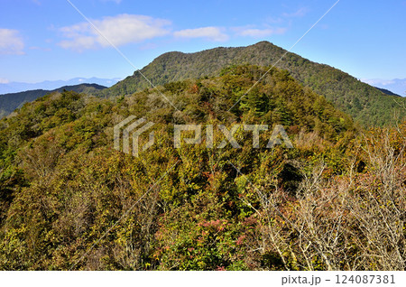 御坂山地の五湖山から眺める紅葉の山梨百名山　三方分山 124087381