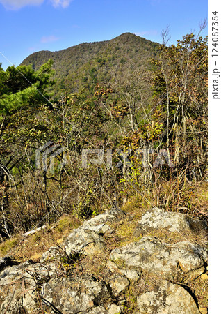御坂山地の五湖山から眺める秋の山梨百名山の三方分山 124087384