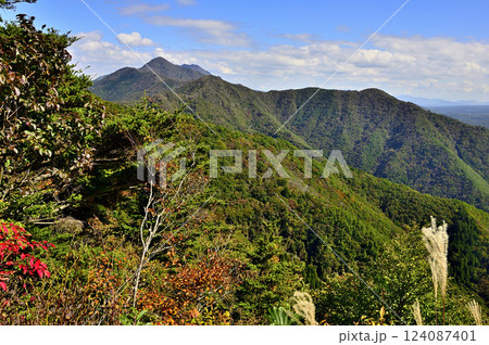 御坂山地の精進峠付近より望む秋の山並 124087401