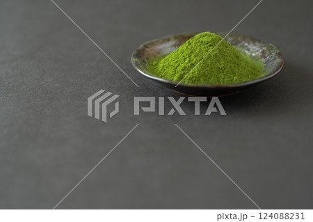 小皿に盛られた抹茶パウダー 小皿に盛られた抹茶パウダー 124088231