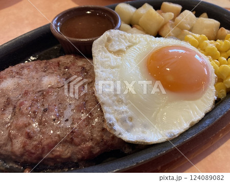 昼食で食べるハンバーグステーキ 124089082