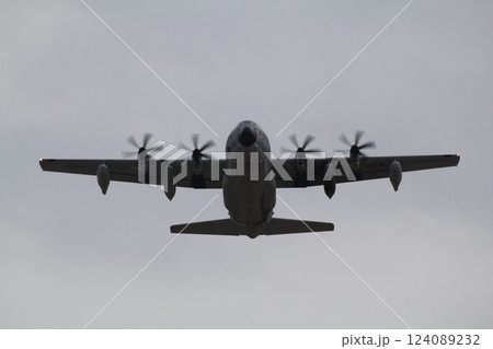 横田基地から離陸するKC130J空中給油機 横田基地から離陸するKC130J空中給油機 124089232