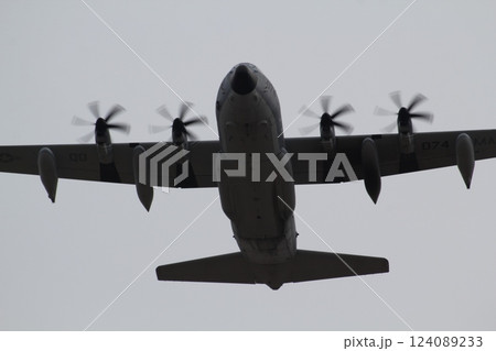 横田基地で訓練を行うKC130J空中給油機 横田基地で訓練を行うKC130J空中給油機 124089233