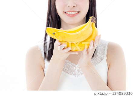 果物を持つ女性　バナナ 124089330