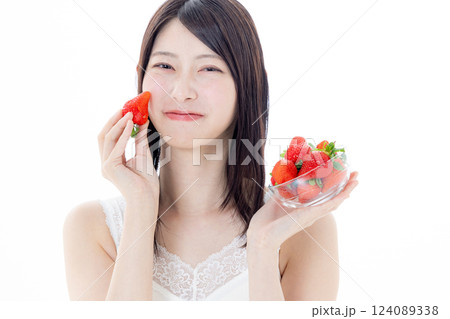 イチゴを持つ女性 124089338