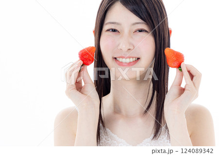 イチゴを持つ女性 イチゴを持つ女性 124089342