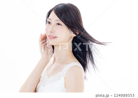 若い女性のスキンケアイメージ 124089353
