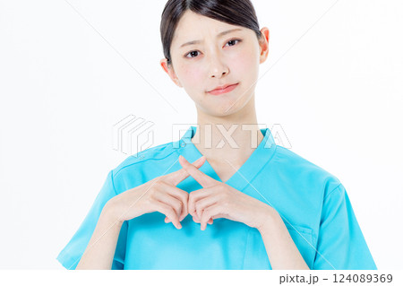 スクラブを着た女性医師 スクラブを着た女性医師 124089369