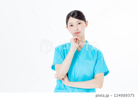 スクラブを着た女性医師 スクラブを着た女性医師 124089375