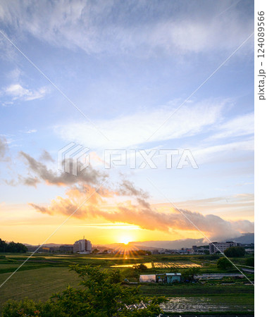 夕日に染まる田園風景 124089566