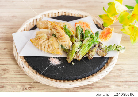 タラの芽とたけのこの天ぷら タラの芽とたけのこの天ぷら 124089596