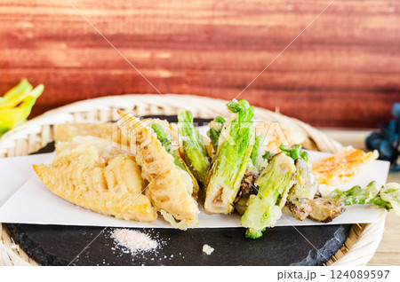 タラの芽とたけのこの天ぷら 124089597