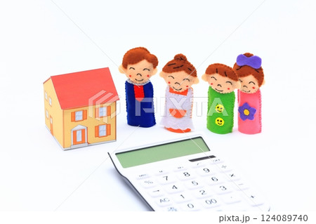 家と家族のイメージ（住宅ローン） 124089740