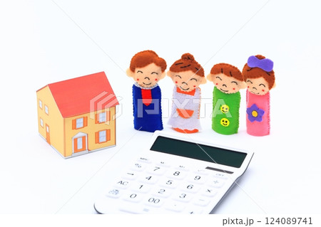 家と家族のイメージ(住宅ローン) 家と家族のイメージ(住宅ローン) 124089741