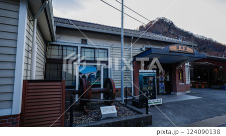 JR信越線の横川駅駅舎、駅弁「峠の釜めし」を販売する「おぎのや」の店舗がある 124090138