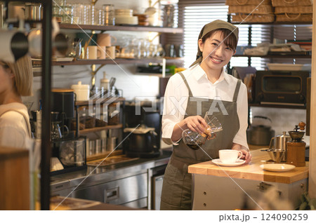 コーヒーを淹れるカフェの店員 124090259