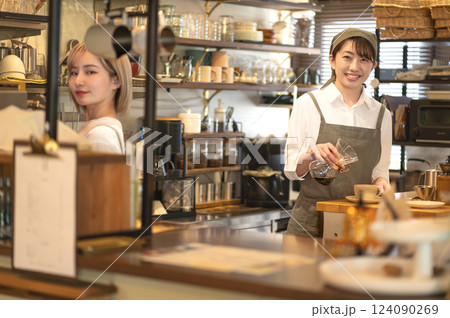 コーヒーを淹れるカフェの店員 124090269