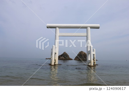 桜井二見ヶ浦の夫婦岩と鳥居【福岡・糸島】 124090617
